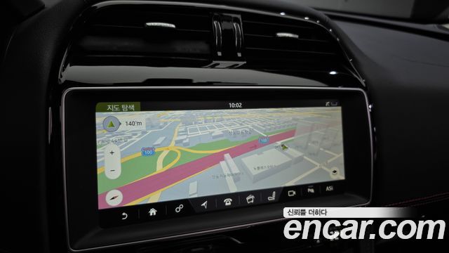 Jaguar F-PACE 2017 — photo 14