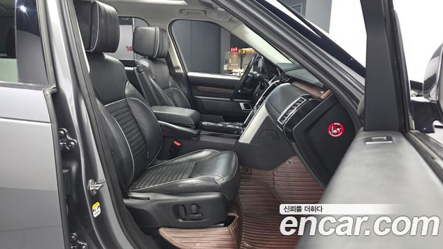 Land Rover Discovery 2017 — photo 17