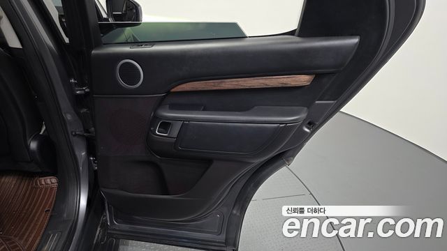 Land Rover Discovery 2017 — photo 15