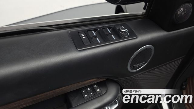 Land Rover Discovery 2017 — photo 30