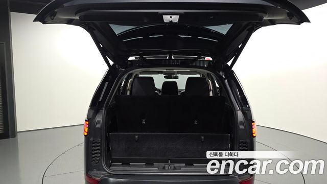 Land Rover Discovery 2017 — photo 34
