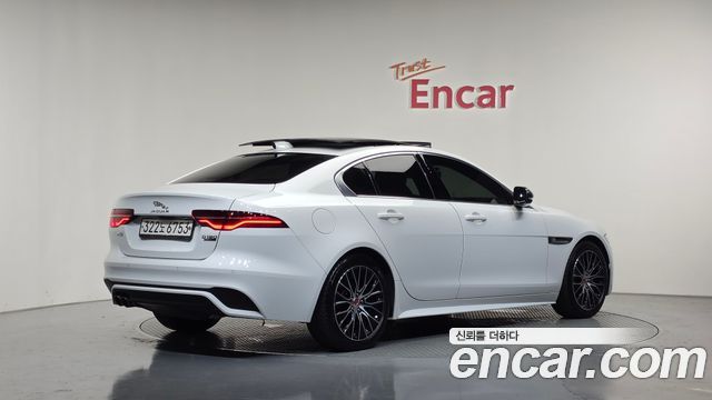 Jaguar XE 2020 — photo 2