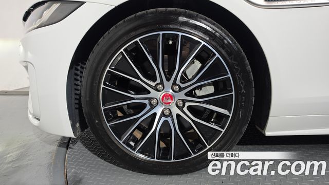 Jaguar XE 2020 — photo 5