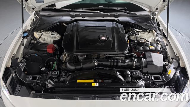 Jaguar XE 2020 — photo 6