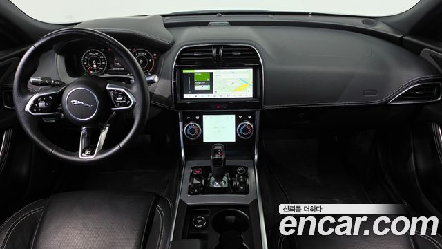 Jaguar XE 2020 — photo 10