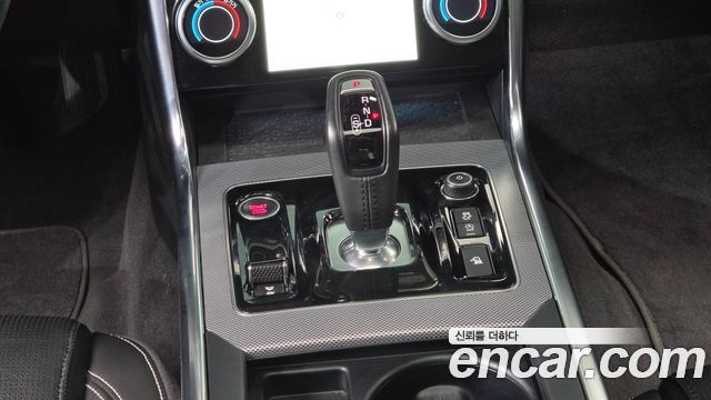 Jaguar XE 2020 — photo 12