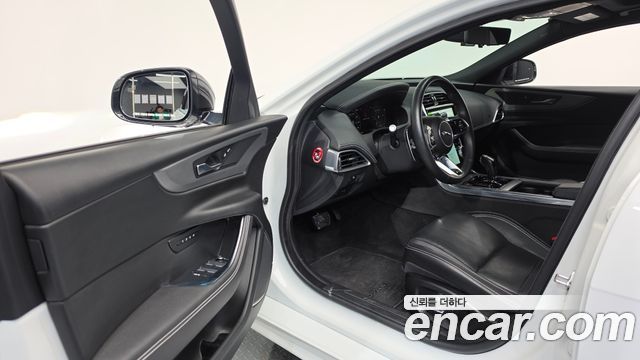 Jaguar XE 2020 — photo 13