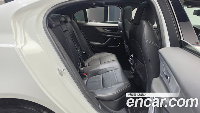 Jaguar XE 2020 — photo 17