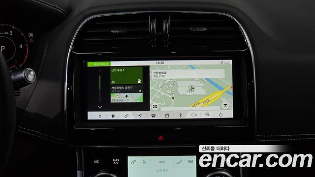 Jaguar XE 2020 — photo 18