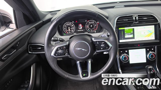 Jaguar XE 2020 — photo 19