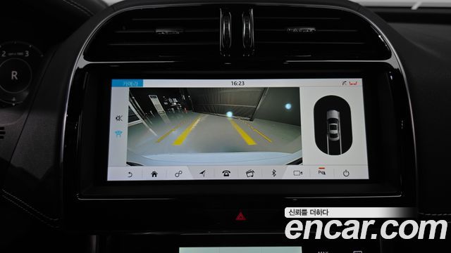 Jaguar XE 2020 — photo 20