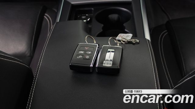 Jaguar XE 2020 — photo 21