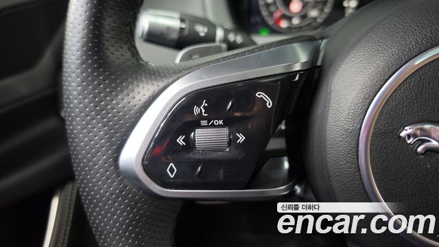 Jaguar XE 2020 — photo 22