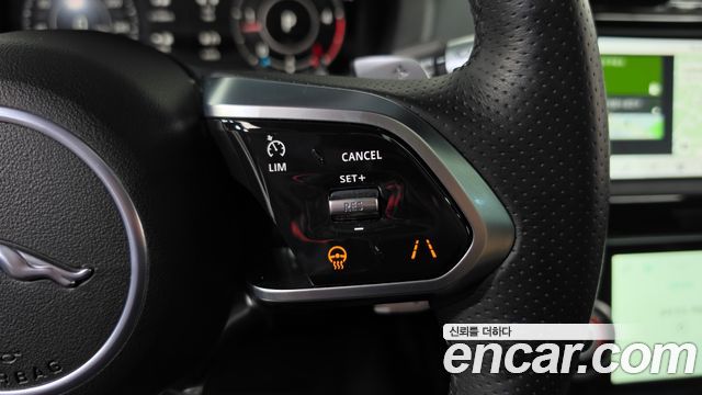 Jaguar XE 2020 — photo 23