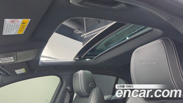 Jaguar XE 2020 — photo 24