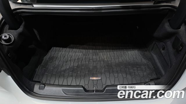 Jaguar XE 2020 — photo 25