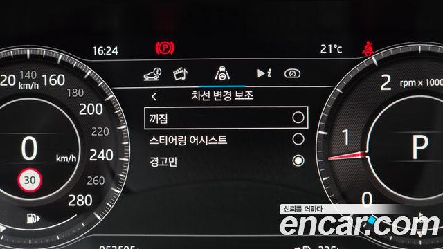 Jaguar XE 2020 — photo 26