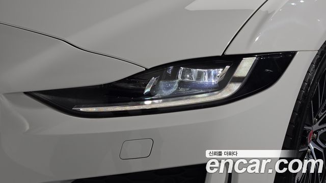 Jaguar XE 2020 — photo 8