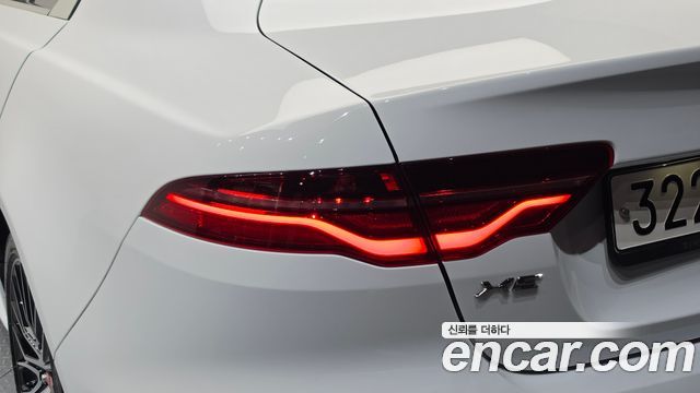 Jaguar XE 2020 — photo 9
