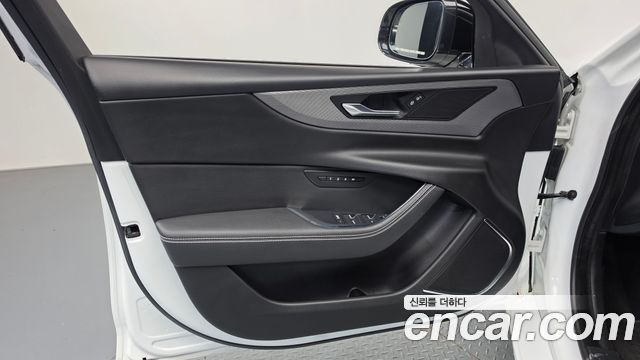 Jaguar XE 2020 — photo 14