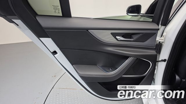 Jaguar XE 2020 — photo 15
