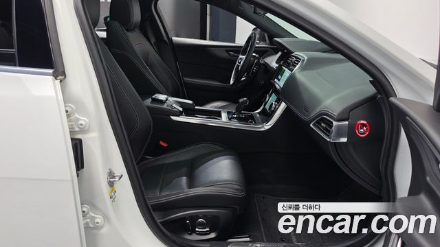 Jaguar XE 2020 — photo 16
