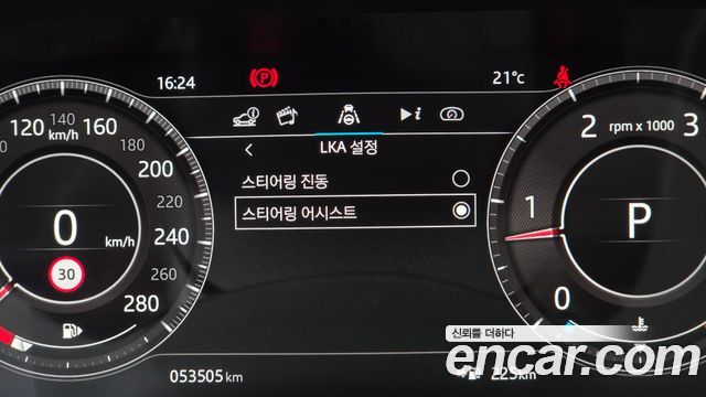 Jaguar XE 2020 — photo 27