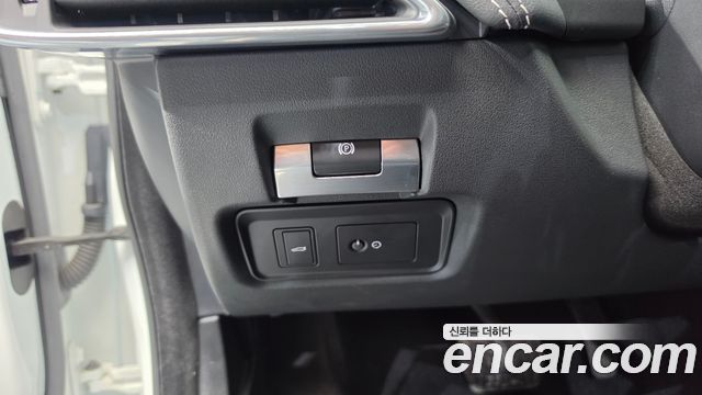 Jaguar XE 2020 — photo 30