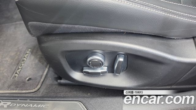 Jaguar XE 2020 — photo 31