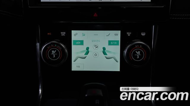 Jaguar XE 2020 — photo 34