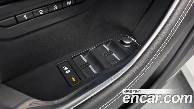 Jaguar XE 2020 — photo 37