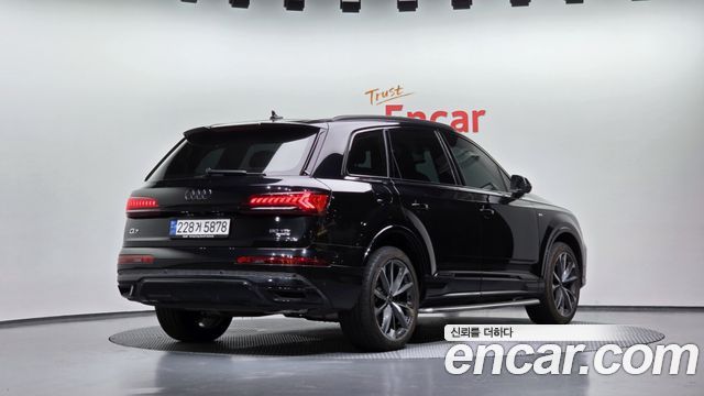 Audi Q7 2023 — photo 2