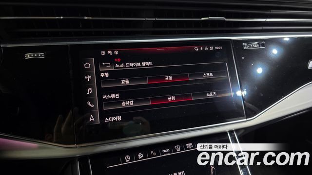 Audi Q7 2023 — photo 34