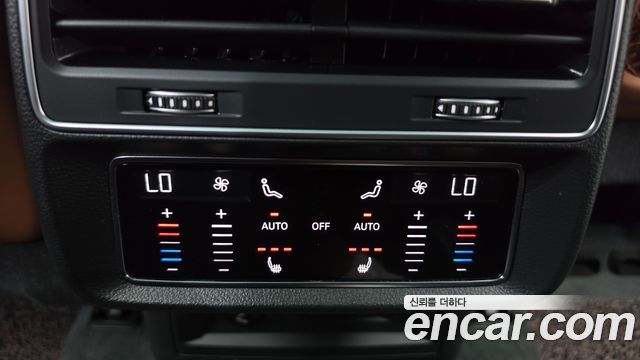 Audi Q7 2021 — photo 31
