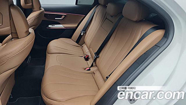 Mercedes-Benz E-Class 2025 — photo 9