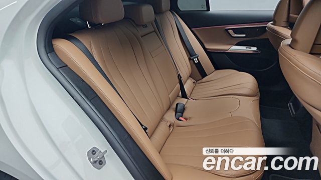 Mercedes-Benz E-Class 2025 — photo 11