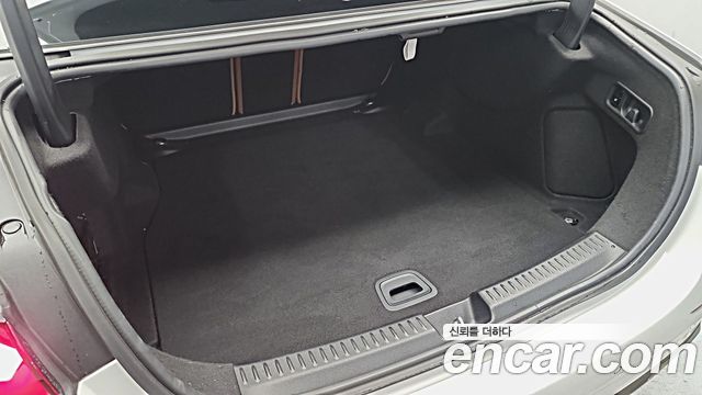 Mercedes-Benz E-Class 2025 — photo 18