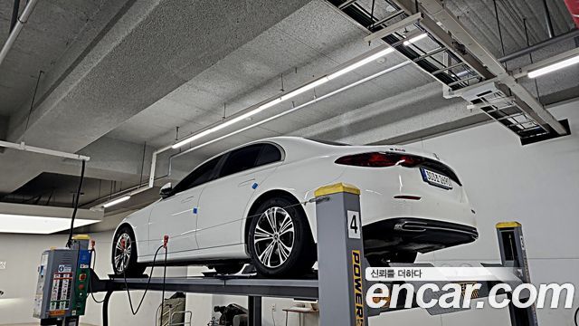 Mercedes-Benz E-Class 2025 — photo 19