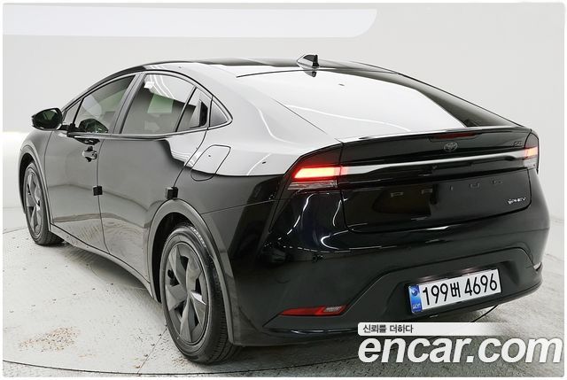 Toyota Prius 2024 — photo 2