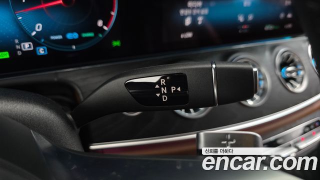 Mercedes-Benz E-Class 2023 — photo 12