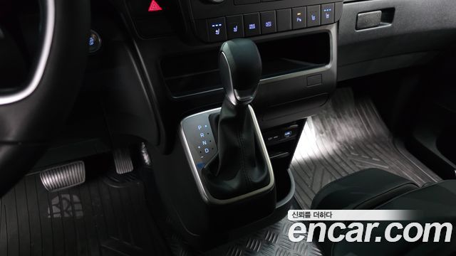 Hyundai Staria 2025 — photo 9