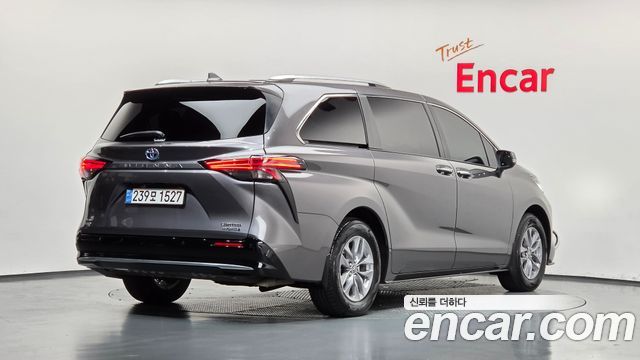 Toyota Sienna 2024 — photo 2