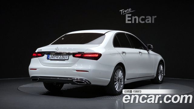 Mercedes-Benz E-Class 2022 — photo 2