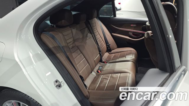 Mercedes-Benz E-Class 2022 — photo 17