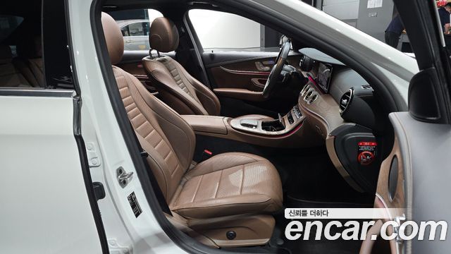 Mercedes-Benz E-Class 2022 — photo 18