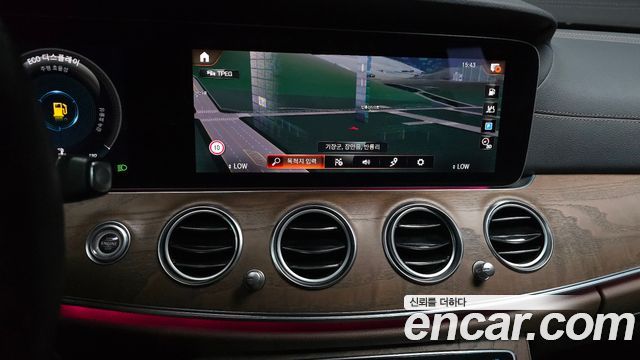 Mercedes-Benz E-Class 2022 — photo 23