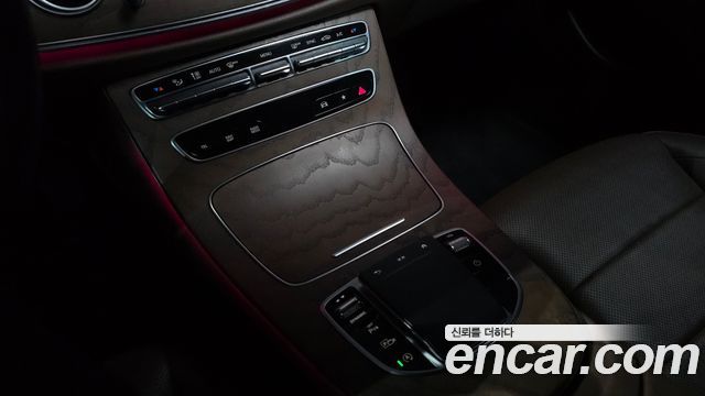 Mercedes-Benz E-Class 2022 — photo 24