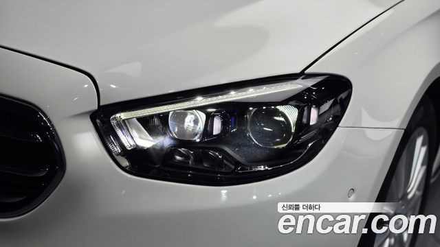 Mercedes-Benz E-Class 2022 — photo 8