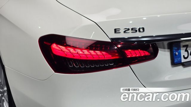 Mercedes-Benz E-Class 2022 — photo 9