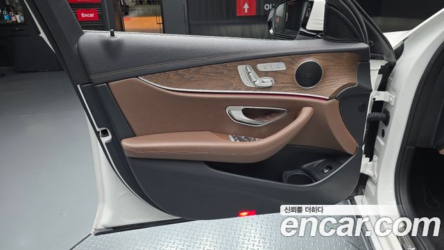 Mercedes-Benz E-Class 2022 — photo 14